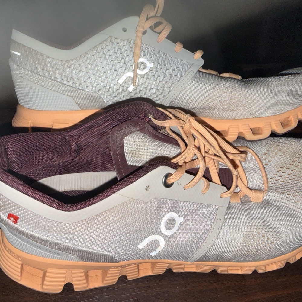 On Cloud Women's Gray Size 10 Athletic Shoes with fun accent colors